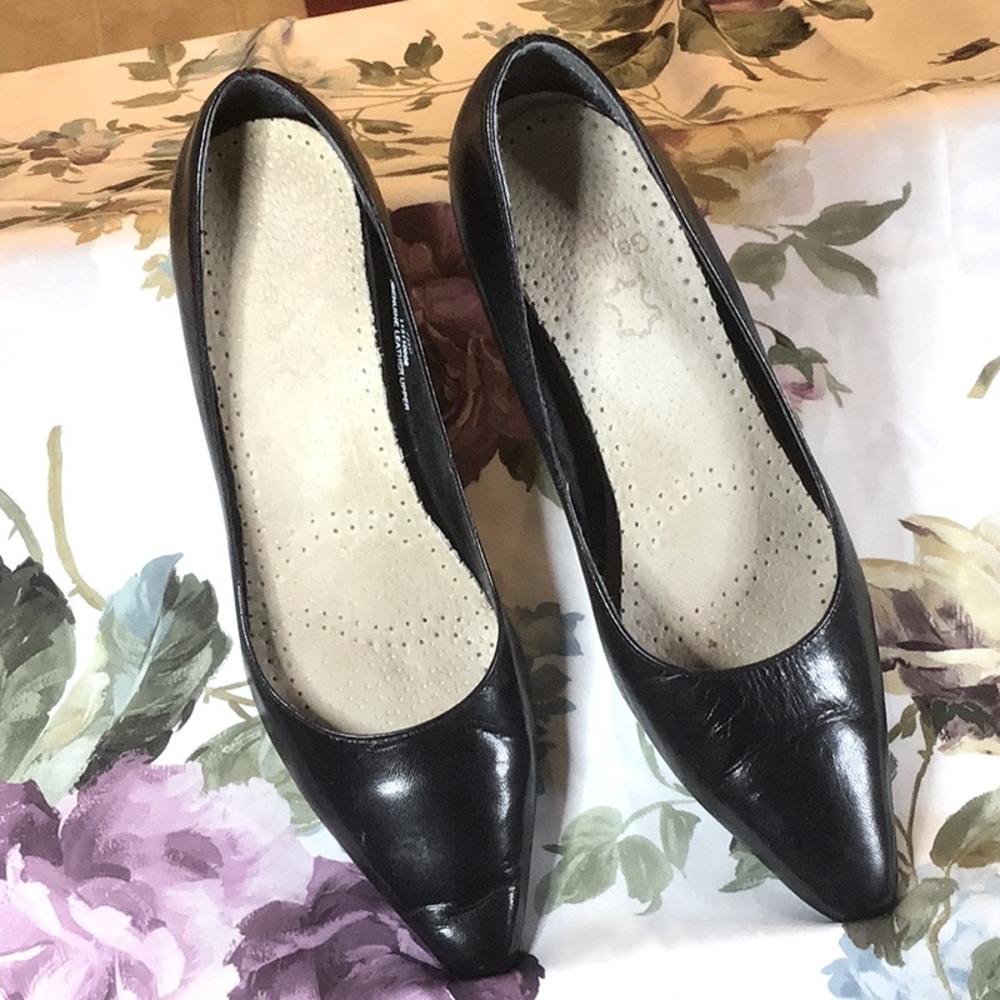 Ladies 7.5 pumps.
